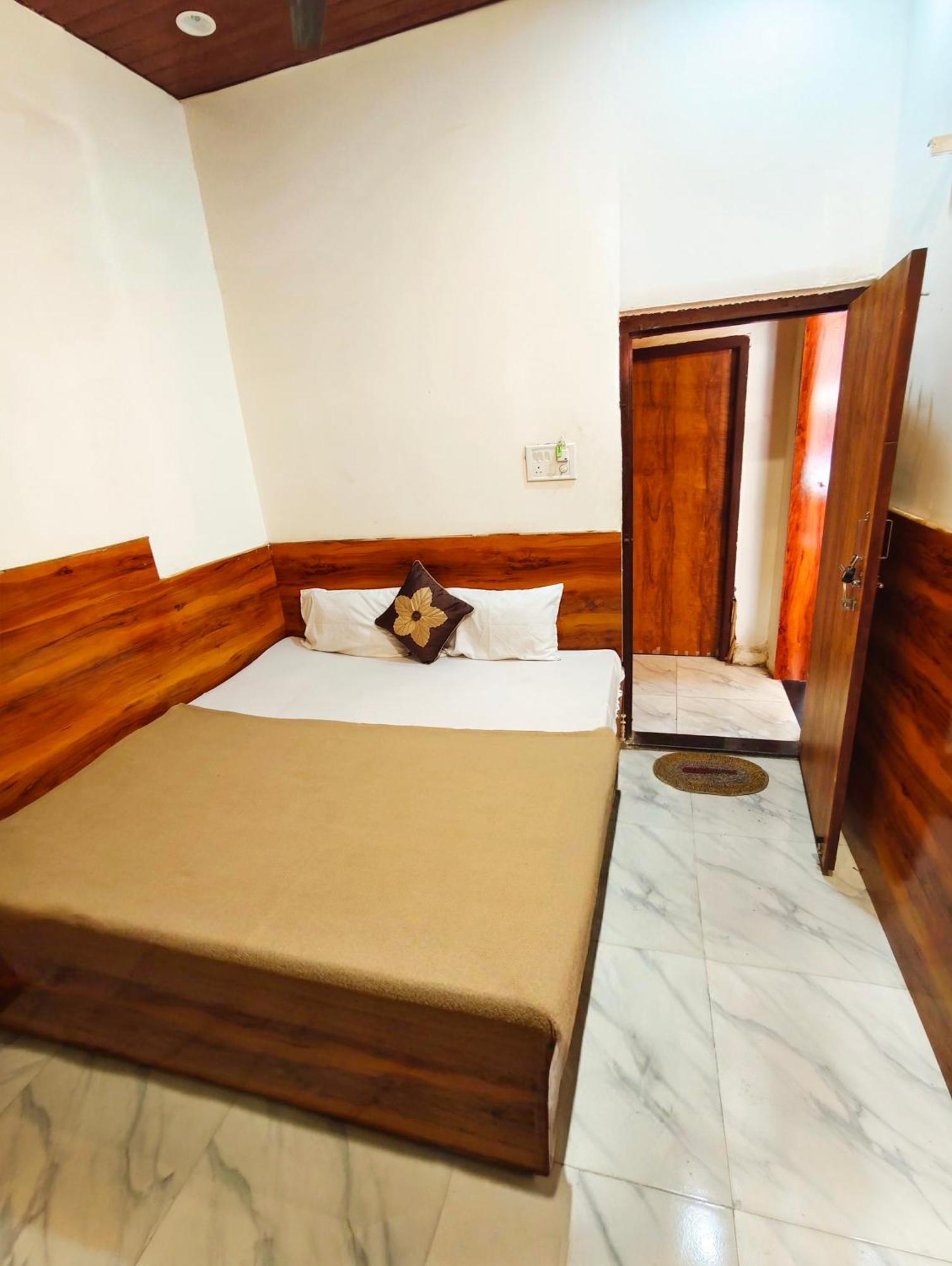 Hotel Om Palace Near Mahakal Mandir Ujjain Buitenkant foto