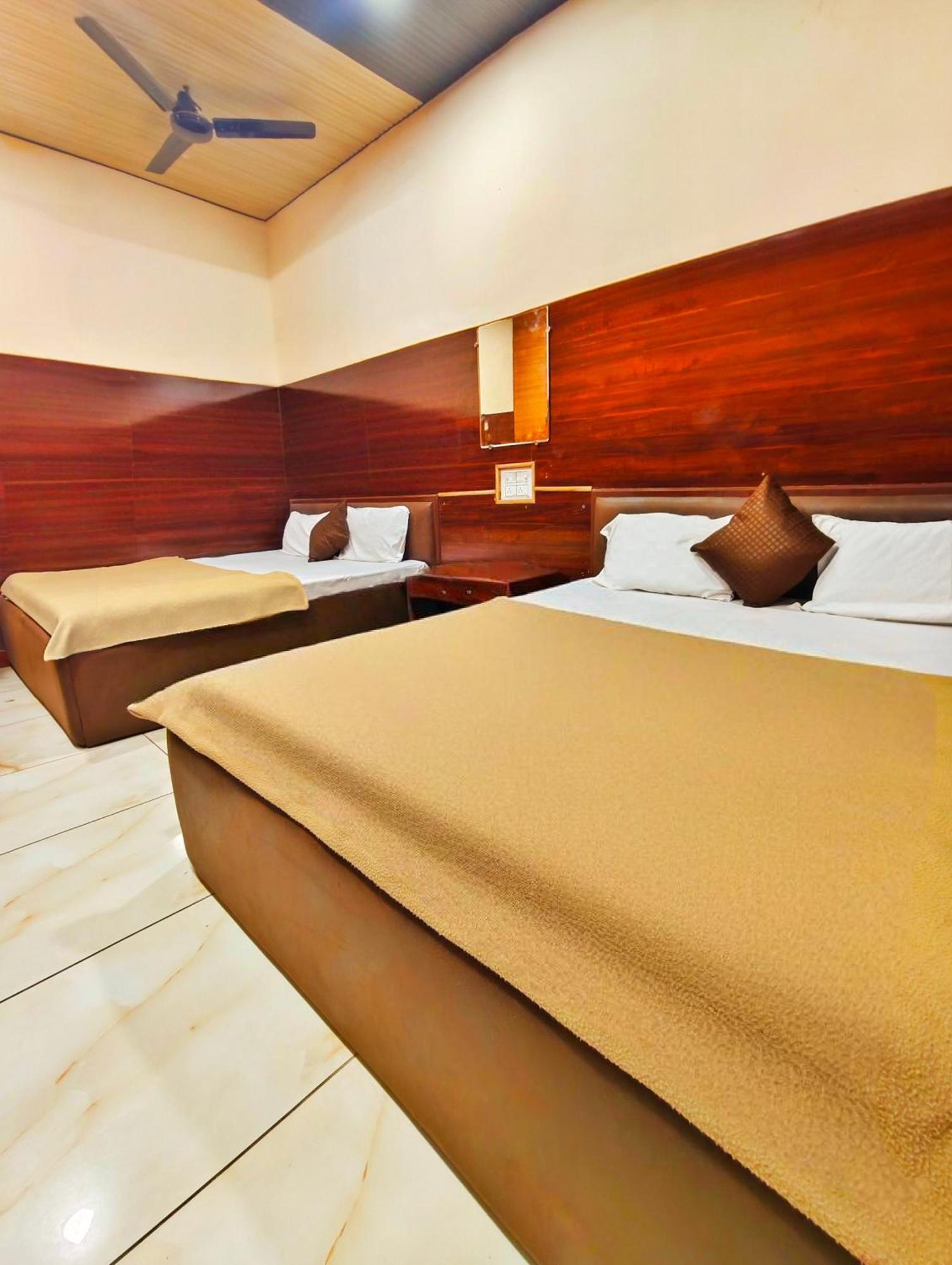Hotel Om Palace Near Mahakal Mandir Ujjain Buitenkant foto