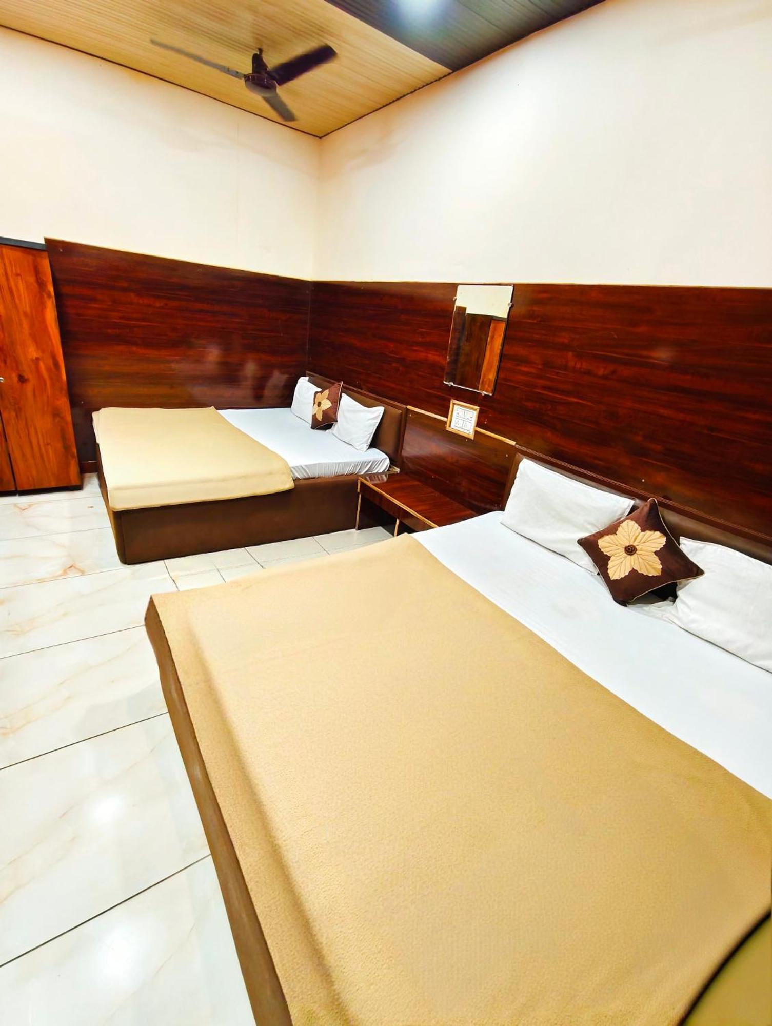 Hotel Om Palace Near Mahakal Mandir Ujjain Buitenkant foto